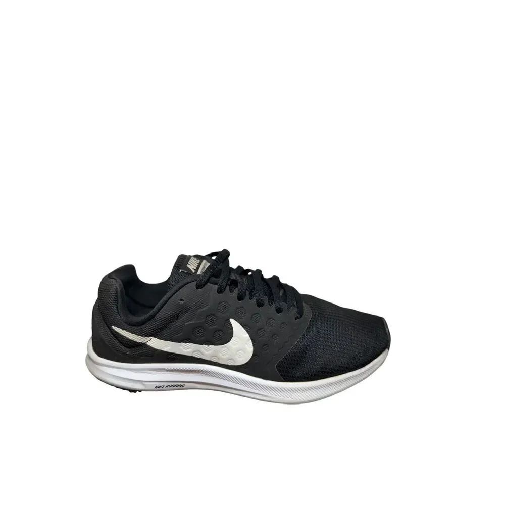 Nike Black and White Trainer with Signature Swoosh size 8.5 women’s